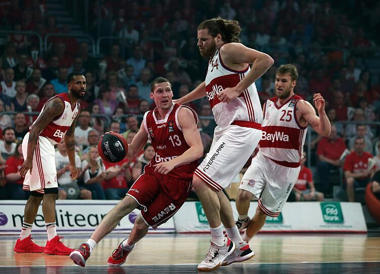 Ungleiches Duell: Bayerns Center John Bryant (r.) gegen Bambergs Janis Strelnieks. Anton Gavel (r.) und Bryce Taylor schauen zu.