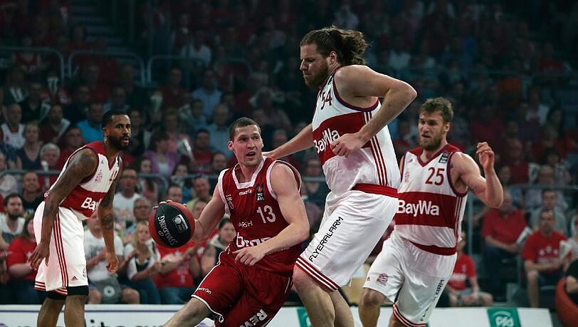 Ungleiches Duell: Bayerns Center John Bryant (r.) gegen Bambergs Janis Strelnieks. Anton Gavel (r.) und Bryce Taylor schauen zu. Ungleiches Duell: Bayerns Center John Bryant (r.) gegen Bambergs Janis Strelnieks. Anton Gavel (r.) und Bryce Taylor schauen zu.