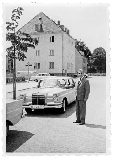 Stolz: Heinz Krug mit dunkler Sonnenbrille vor seinem brandneuen Mercedes 300 SE - wenige Tage vor der Entführung. Kleines Foto: die Kinder Beate und Kaj.