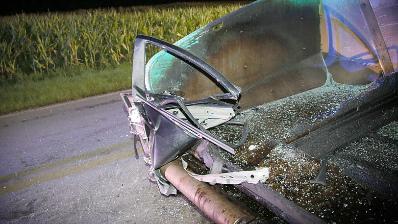 Die rechte Seite des Autos wurde komplett zerstört, laut Polizei war der Fahrer betrunken. Die Bilder vom Unfallort.