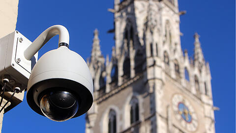 Eine Kamera überwacht den Marienplatz: Die Münchner fühlen sich zum überwiegenden Teil sicher.