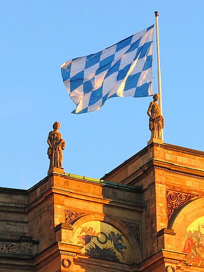 Windsurfende Raben auf dem Maximilianeum!