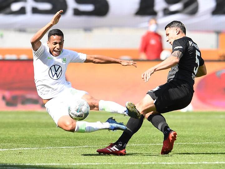 Augsburgs Marek Suchy (r) und der Wolfsburger Joao Victor im Kampf um den Ball.