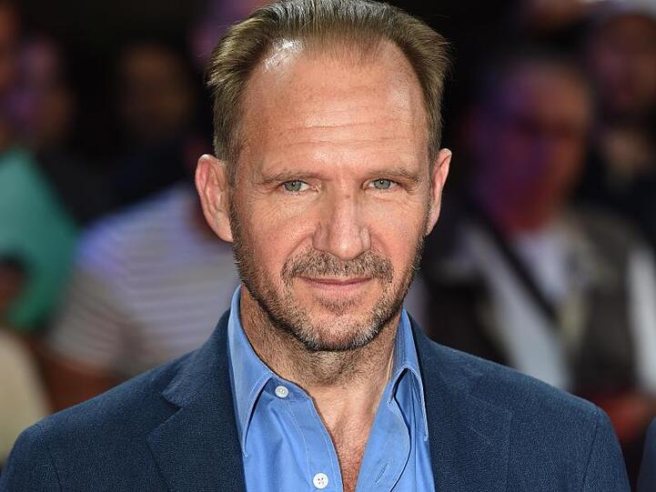 Ralph Fiennes hat russische Sprachkenntnisse.