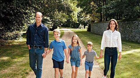 Die diesjährige Weihnachtskarte der Royals zeigt Prinz William und seine Frau Kate mit ihren Kindern. Trotz seiner neuen Rolle als britischer Thronfolger gibt sich William mit seiner Familie betont locker und nahbar.