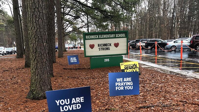 Gedanken und Gebete: Schilder stehen an der Richneck Elementary School in Newport News.