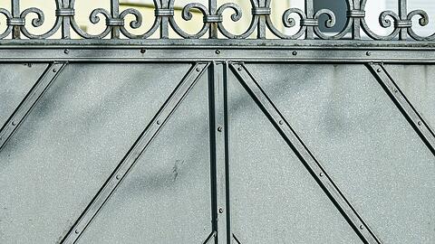 Im Haus hinter diesem Tor fanden Spezialkr&auml;fte der Polizei die Leichen des mutma&szlig;lichen T&auml;ters und seiner Ehefrau.