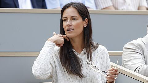 Ana Ivanovic schwelgt im Gespr&auml;ch mit einem Kollegen in Erinnerungen.