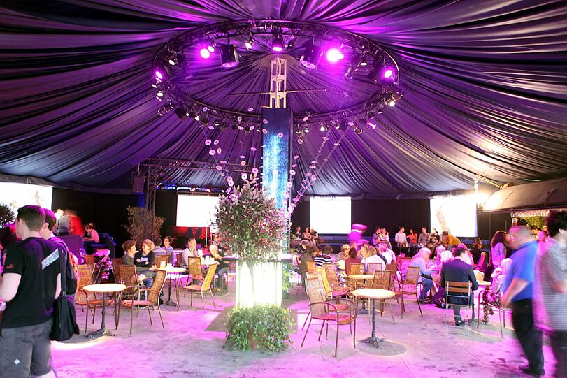 Münchens beliebtes Sommerfestival läuft wieder. Am Mittwoch wurde das Tollwood 2011 eröffnet. Impressionen von Tag 1.