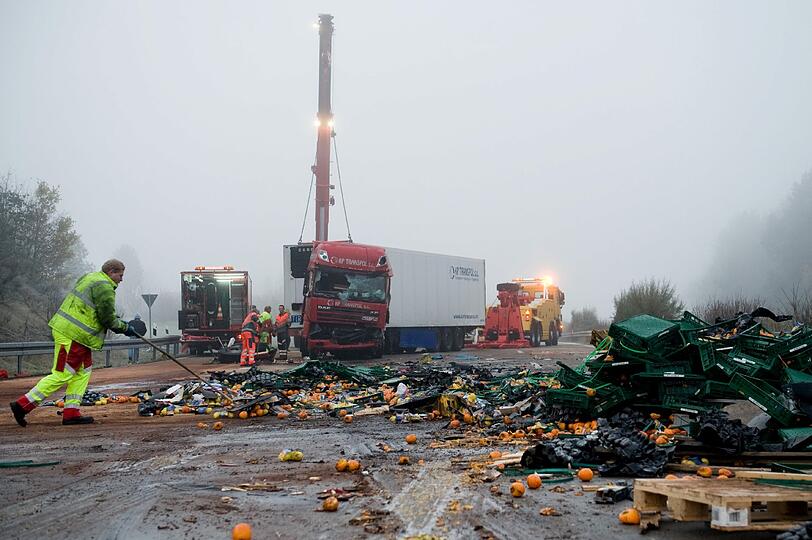 Eine Massenkarambolage im dichten Nebel
hat zwei Menschen auf der Autobahn A9 Leipzig-Berlin das Leben
gekostet. Neun weitere erlitten Verletzungen.