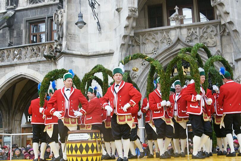 Wie alle sieben Jahre führen die Schäffler am Marienplatz ihren traditionellen Tanz auf. OB Christian Ude ist auch mit von der Partie.