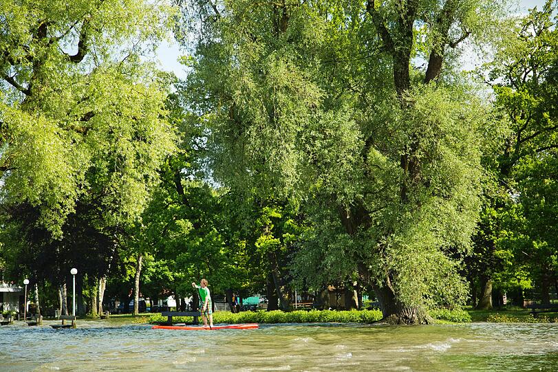Fanatic-Teamfahrer Fabian Weber erkundet das Hochwasser in Diessen am Ammersee per Stand Up Paddeling
