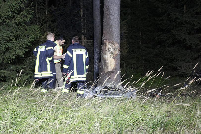 Durch die Wucht des Aufpralls wurde der Mercedes regelrecht zerfetzt. Der Fahrer starb in den Trümmern.
