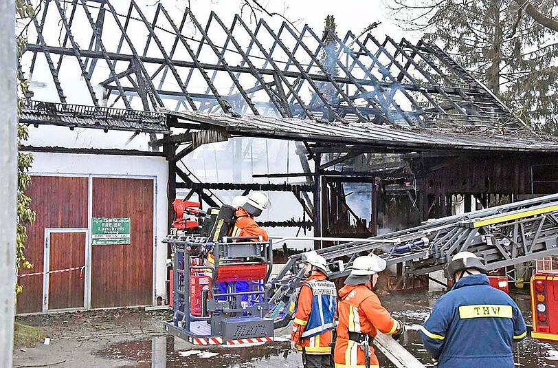 Bilder vom Bauernhof-Brand in Neufahrn bei Freising. Der Landwirt erlitt einen Herzinfarkt, als er den Brand bemerkte.