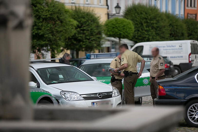 Eine halbe Stunde jagte die Polizei dem Einbrecher im Landkreis Traunstein hinterher. Erst in Tittmoning wurde er gestoppt. Die Bilder.