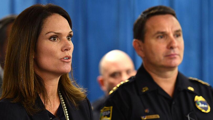 Staatsanwältin Melissa Nelson (l) und Sheriff Mike Williams sprechen bei einer Pressekonferenz über den Fall: Eine heute 51-Jährige, die das Neugeborene nur Stunden nach der Geburt damals unter einem Vorwand von der leiblichen Mutter getrennt und gekidnappt haben soll, wurde festgenommen.