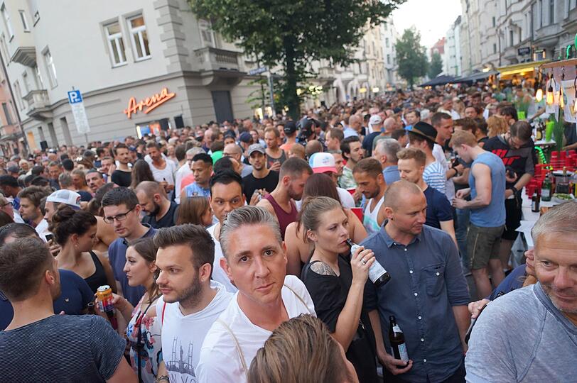 Laut, bunt und vor allem schwul: Das Hans-Sachs-Straßenfest zieht knapp 10.000 Menschen aus München und der queeren Szene an.