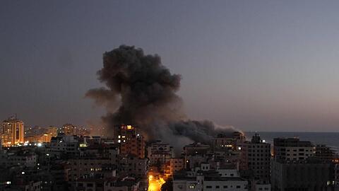 Nach Luftangriffen sind Explosionen in Gaza zu sehen.