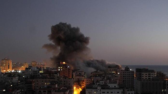 Nach Luftangriffen sind Explosionen in Gaza zu sehen.