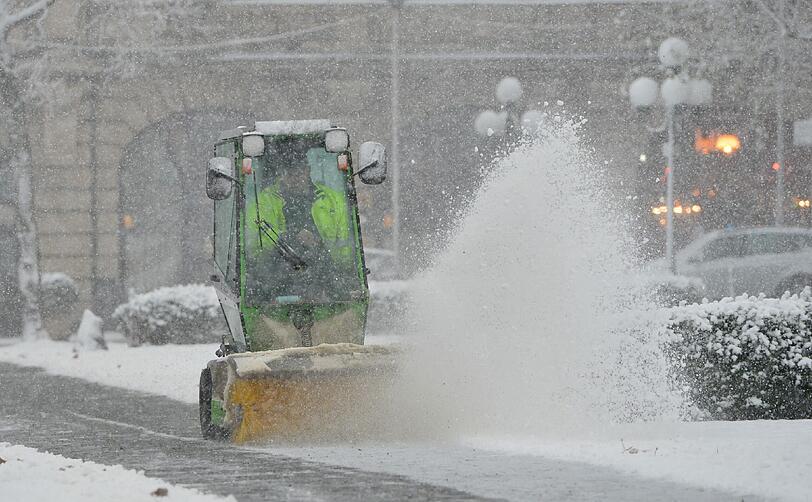 Um die Gehwege vom Schnee zu befreien, drehen Schneepflüge Extrarunden in ganz Deutschland.
