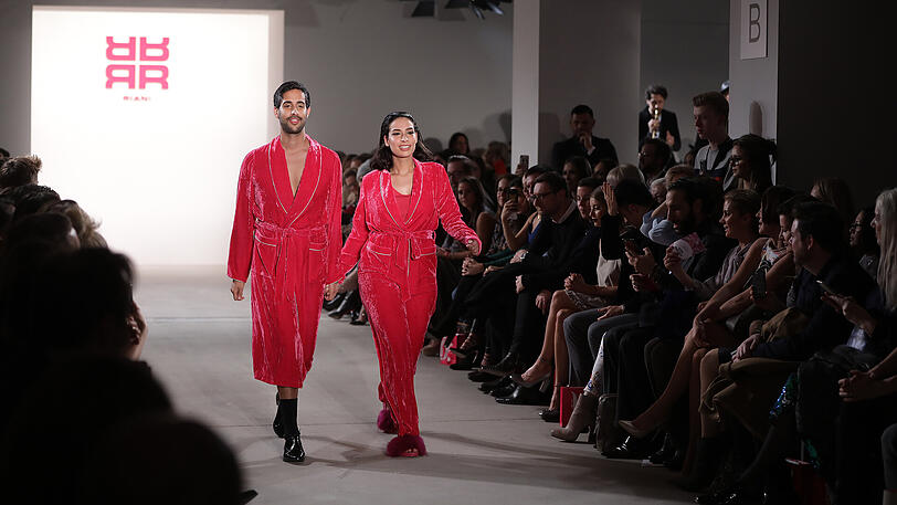 Bademäntel für die kalten Wintermonate - Youtube-Star Sami Slimani und seine Schwester präsentieren Mode bei der Show von Riani bei der Berliner Fashion Week