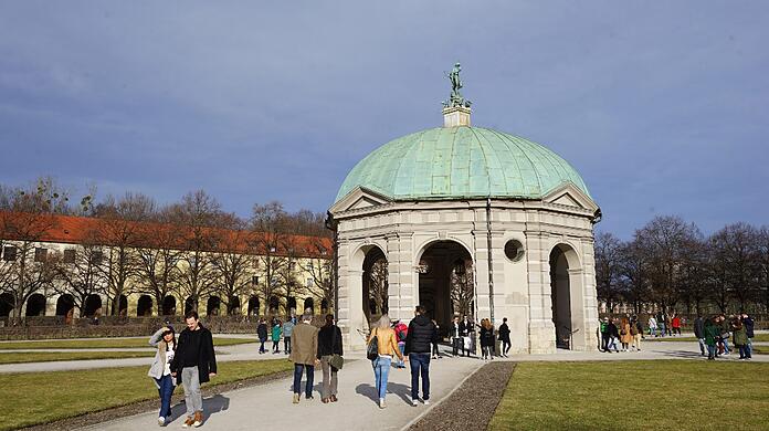 Ein 20-Jähriger wurde im Hofgarten grundlos von drei Jugendlichen attackiert. (Archivbild)