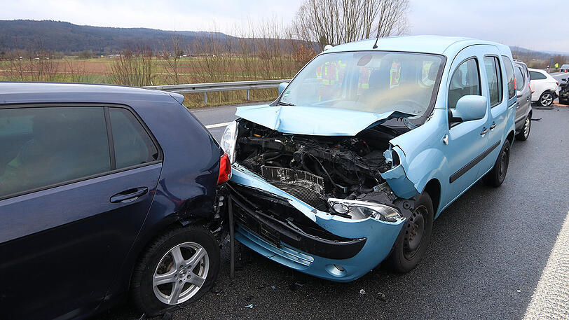 Bei der Massenkarambolage auf der A73 verletzten sich 18 Personen. Die Bilder von der Unfallstelle bei Breitengüßbach zum Durchklicken.