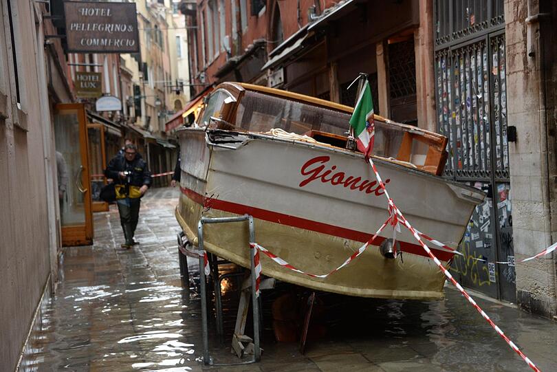 "Vaporetto": So werden die Motorschiffe Venedigs genannt. Das Hochwasser riss Gondeln und Boote aus ihren Vertäuungen. Drei Boote sanken.