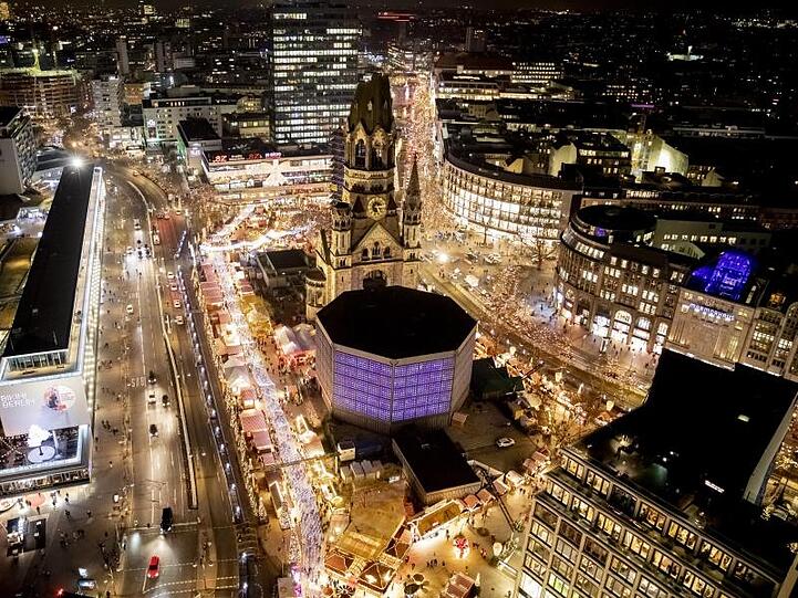 Blick auf den Weihnachtsmarkt am Breitscheidplatz.