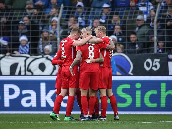 Heidenheims Spieler feiern das 2:1 bei Arminia Bielefeld.