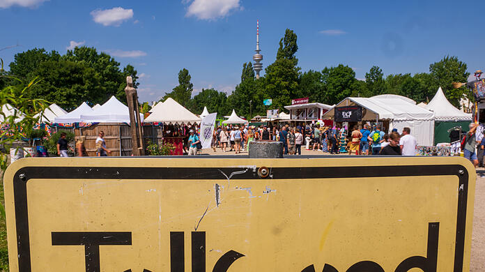 Der Eingang zum Tollwood-Festival. Klicken Sie durch die Bilder vom ersten Tag.