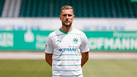 Fürths Dennis Srbeny beim offiziellen Fotoshooting.