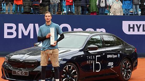 Glücklicher Sieger mit Auto und Lederhose: Jan-Lennard Struff nach seinem Sieg in München 2024.