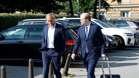 Fernsehmoderator Delling und Anwalt Rieks laufen zum Landgericht.