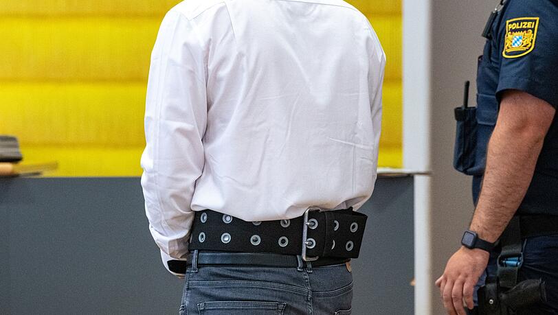 Dem Mann werden versuchter Totschlag und gefährliche Körperverletzung vorgeworfen. (Archivbild) Dem Mann werden versuchter Totschlag und gefährliche Körperverletzung vorgeworfen. (Archivbild)