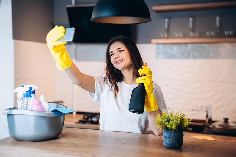 Am besten, Sie wählen einen oder wenige Profile mit #cleantok-Inhalten, die wirklich zu Ihnen und Ihrer Lebensrealität passen. Wundern sie sich nicht über wiederkehrende Slogans wie "Dieser Trick hat mein Leben verändert", "Niemand spricht über..." oder "Sie weiß es noch nicht, aber..." - ohne solche aufmerksamkeitsstarke Teaser geht auf Social Media kaum mehr etwas. Am besten, Sie wählen einen oder wenige Profile mit #cleantok-Inhalten, die wirklich zu Ihnen und Ihrer Lebensrealität passen. Wundern sie sich nicht über wiederkehrende Slogans wie "Dieser Trick hat mein Leben verändert", "Niemand spricht über..." oder "Sie weiß es noch nicht, aber..." - ohne solche aufmerksamkeitsstarke Teaser geht auf Social Media kaum mehr etwas.