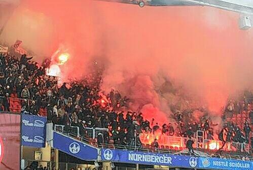 &bdquo;Vom Abbrennen bengalischer Fackeln war zu keinem Zeitpunkt die Rede.&ldquo; Das Feuerwerk der Ultras wird Folgen haben.