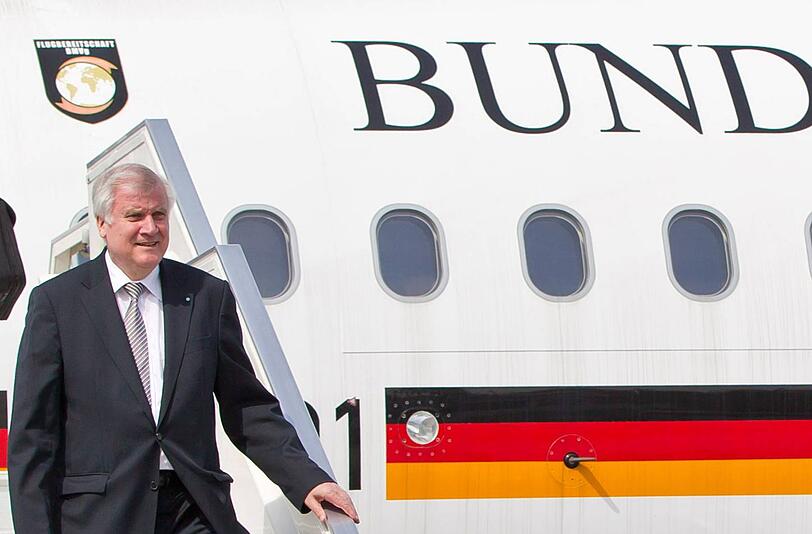 Ein gewisser Stolz ist ihm anzusehen: Seehofer entsteigt dem Luftwaffen-Airbus mit der Aufschrift "Bundesrepublik Deutschland".