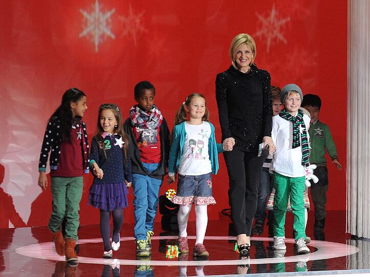 Bei der ZDF-Spendengala "Die schönsten Weihnachts-Hits" in München, betrat Gastgeberin Carmen Nebel die Bühne mit Kindern.