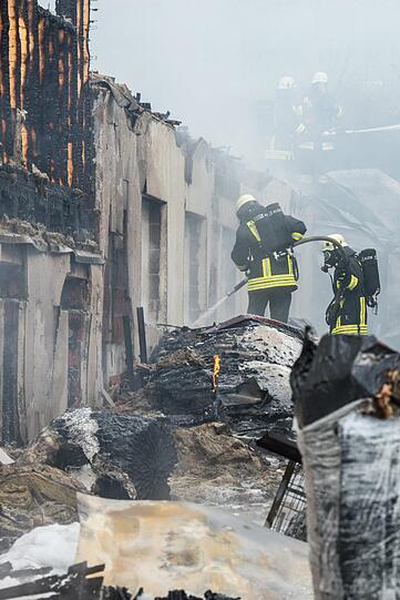 Am frühen Samstagmorgen ist eine Folienfabrik in Malgersdorf völlig ausgebrannt. Dabei ist ein Schaden von mehreren Millionen Euro entstanden.