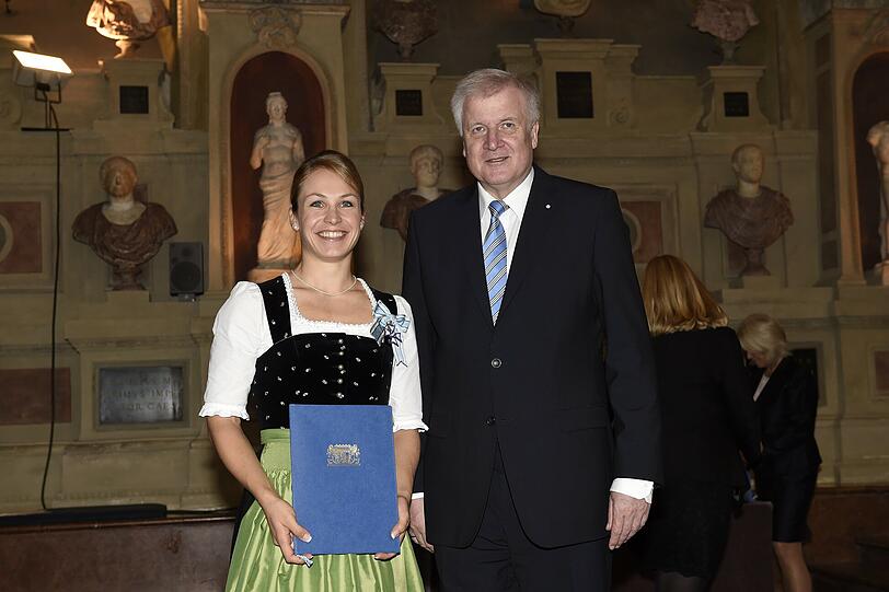 Zur Zeit gibt es 1654 Trägerinnen und Träger des Bayerischen Verdienstordens. Eine davon ist seit Mittwoch Magdalena Neuner.