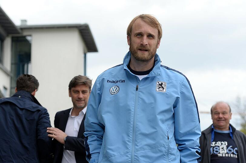 Er packte sofort mit an: Daniel Bierofka soll als Nachfolger von Benno Möhlmann den abstiegsgefährdeten TSV 1860 vor dem Abstieg in die Drittklassigkeit bewahren. Die Bilder.