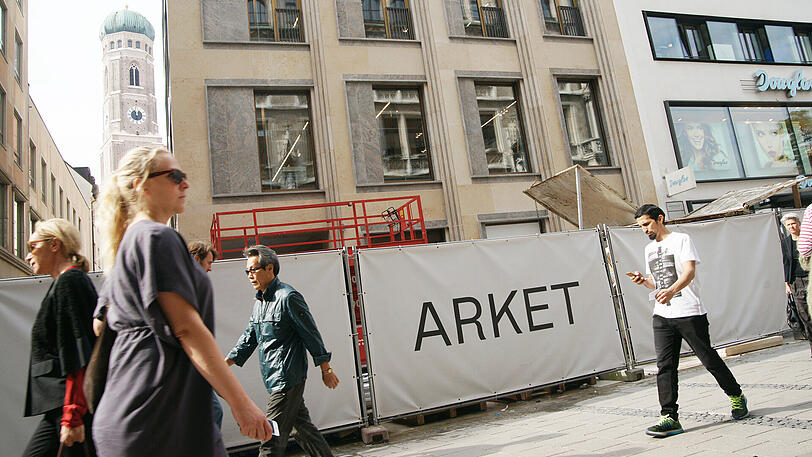 Vorm "Arket" in der Weinstraße ist noch abgesperrt, am 13. Oktober soll die Filiale neben Douglas öffnen.