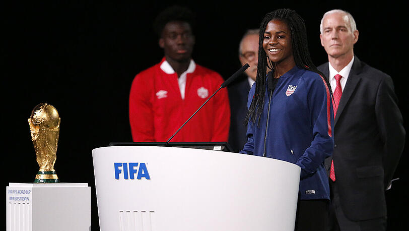 Brianna Pinto, Fußballspielerin der USA, spricht bei der Präsentation der gemeinsamen Bewerbung der USA, Kanada und Mexiko für die Wahl des Gastgebers der WM 2026 beim FIFA-Kongress am Vortag der Eröffnung der Fußball-WM.