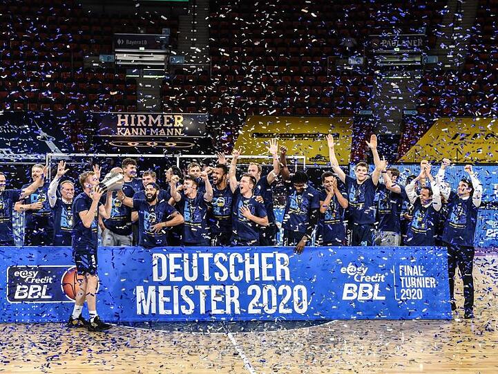 Die Mannschaft von Alba Berlin bejubelt den Gewinn der deutschen Meisterschaft. Foto: Christof Stache/AFP-Pool/dpa