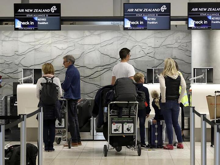 Touristen am Check-In Terminal des Flughafens Christchurch in Neuseeland. Etwa 40.000 deutschen Touristen warten immer noch auf die Rückreise.