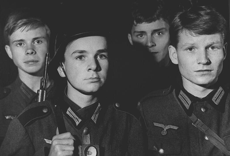 Fritz Wepper (rechts) im Antikriegsfilm "Die Brücke" (1959) von Bernhard Wicki.