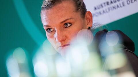 Alexandra Popp vom VfL Wolfsburg sitzt in einem Gespräch im Deutschen Sport und Olympiamuseum.