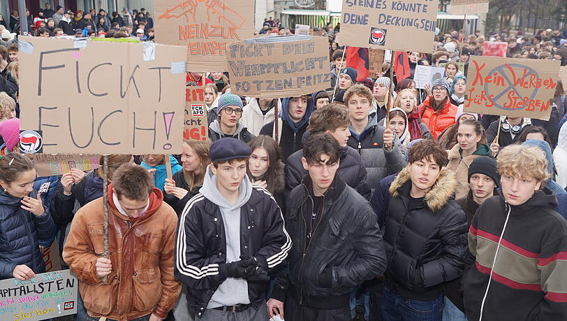 Die nächste Generation erhebt ihre Stimme: Demonstration gegen Wehrpflicht. Die nächste Generation erhebt ihre Stimme: Demonstration gegen Wehrpflicht.