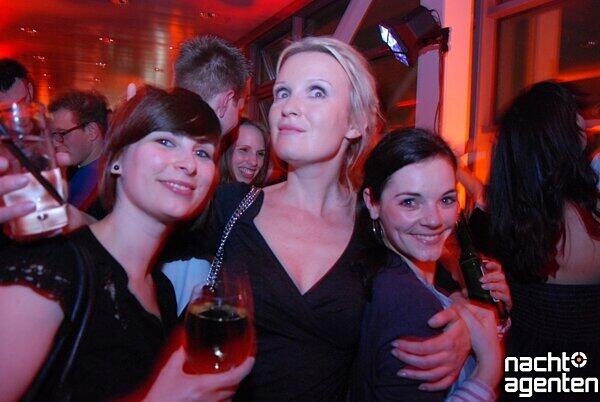 Schnell auf einen Drink in die Skylounge? Dort gibt's "After Work über den Dächern von München". Mehr Bilder unter: www.nachtagenten.de